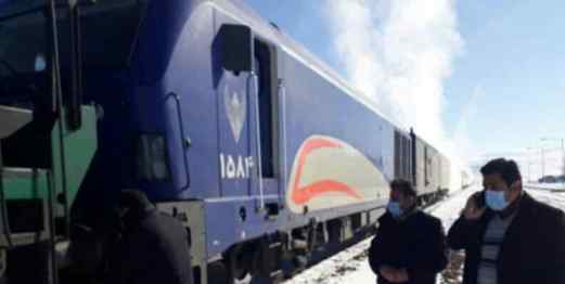 قطار مسافربری در هشترود یخ زد
