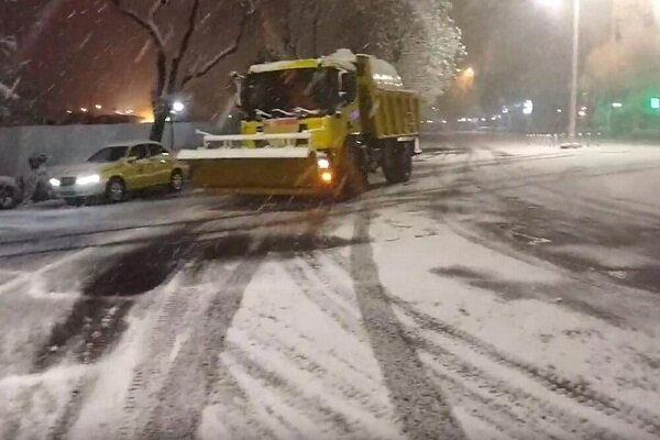 فعالیت شبانه نیروهای خدمات شهری از اولین دقایق بارش برف