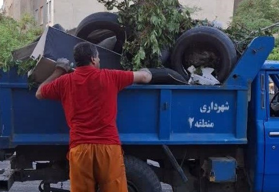 جمع آوری لاستیک های مستعمل و زباله های حاصل از هرس درختان جمع آوری لاستیک های مستعمل و زباله های حاصل از هرس درختان