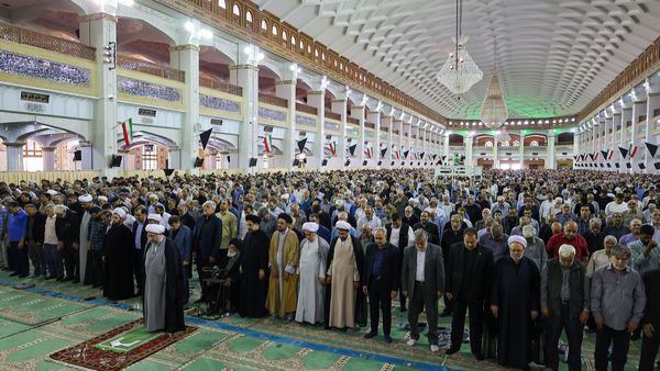 خاموشی لوسترهای مصلای به دستور امام جمعه تبریز خاموشی لوسترهای مصلای به دستور امام جمعه تبریز