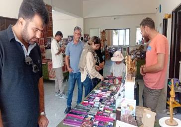 استقبال گردشگران از نمایشگاه دائمی صنایع دستی در مرکز فرهنگی و گردشگری شهریار