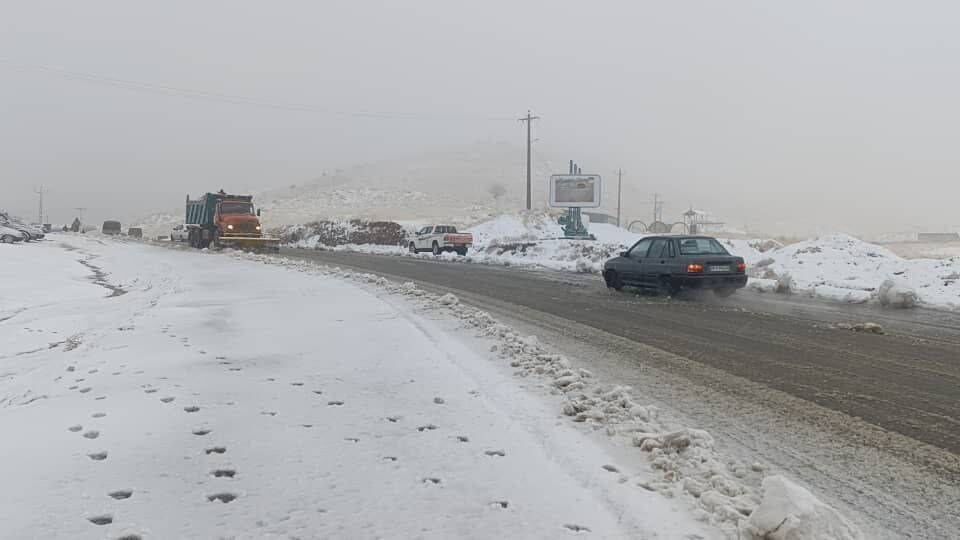 تداوم بارش برف در آزادراه تبریز – زنجان تداوم بارش برف در آزادراه تبریز – زنجان