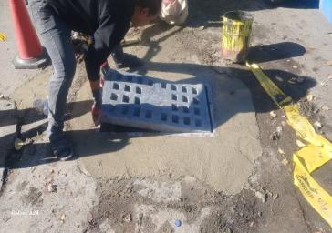 اجرای عملیات تعویض دریچه های فلزی آبفا نبش کوچه شیرازی واقع در سربالایی ولیعصر(عج) اجرای عملیات تعویض دریچه های فلزی آبفا نبش کوچه شیرازی واقع در سربالایی ولیعصر(عج)