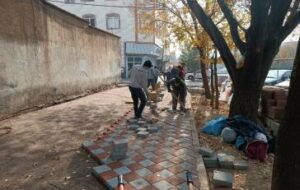 تداوم عملیات زیرسازی و کفسازی پیاده رو مسیر رفت چهارراه عباسی تا یوسف آباد