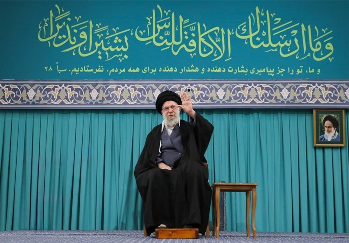 رهبر انقلاب: رئیس‌جمهور آمریکا مجرم است | نمی‌خواهیم کشور را به‌سوی جنگ ببریم اما مجرمان داخلی را رها نمی‌کنیم