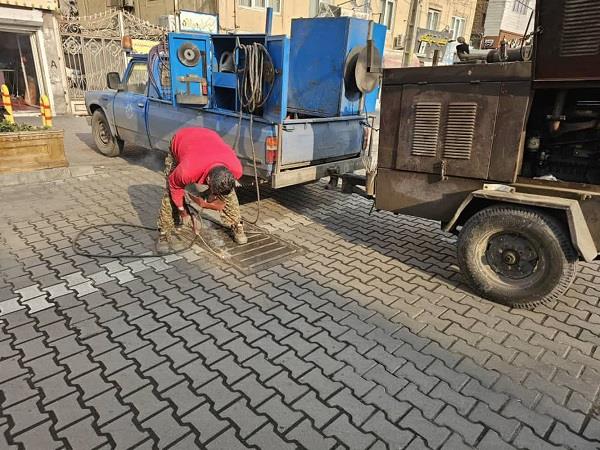 عملیات اصلاح و تعمیر دریچه های مسیر پیاده راه خیابان فجر
