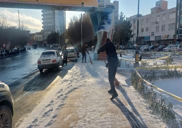 تداوم اجرای عملیات برف روبی فضای سبز حوزه مرکزی شهر