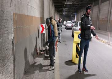 تداوم اجرای تجهیزات ترافیکی و تابلوهای انتظامی حاشیه‌نما در زیرگذر صاحب‌الامر