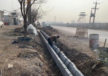 پیشرفت ۵۰ درصدی اجرای جدول‌کشی جاده آناخاتون