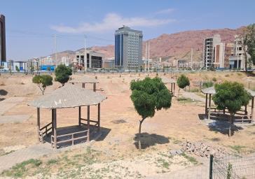 تداوم عملیات اجرایی پروژه باغ میوه در منطقه ۵ تبریز