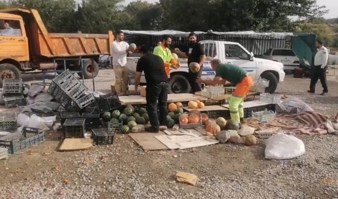 ایمنسازی حاشیه اتوبان شهید کسایی؛ جمعآوری دستفروشان و مسدودسازی محل بساطگستری با نیوجرسی ایمنسازی حاشیه اتوبان شهید کسایی؛ جمعآوری دستفروشان و مسدودسازی محل بساطگستری با نیوجرسی
