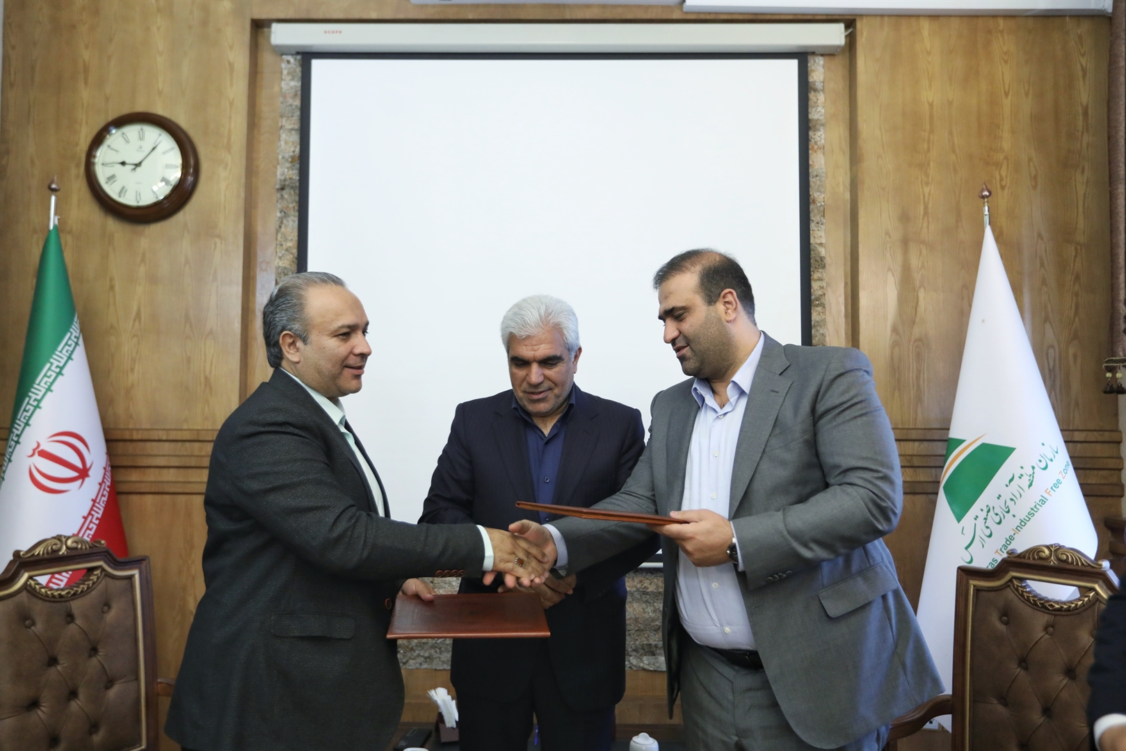 مشارکت ۱۵۰ میلیارد ریالی سازمان منطقه آزاد ارس برای تکمیل شبکه فاضلاب هادیشهر مشارکت ۱۵۰ میلیارد ریالی سازمان منطقه آزاد ارس برای تکمیل شبکه فاضلاب هادیشهر