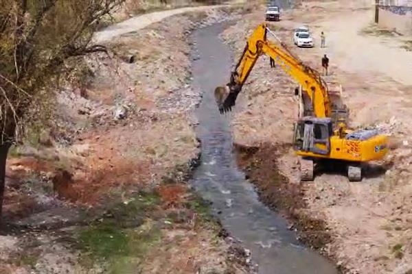 لایروبی بستر مهرانه رود در ورودی شرق تبریز لایروبی بستر مهرانه رود در ورودی شرق تبریز