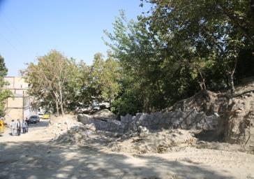 تداوم عملیات عمرانی در راستای احداث باغ میوه در محله رواسان