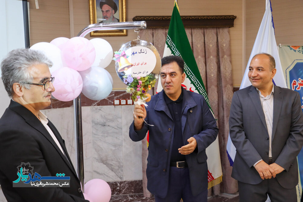 نواخته شدن زنگ آغاز سال تحصیلی جدید در دبیرستان فرزانگان ۴ تبریز توسط شهردار