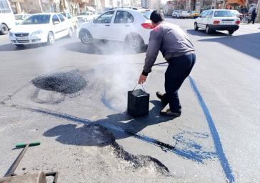 بهسازی مسیر خیابان های عباسی،زمرد و پل ولیعصر(عج) و گلپارک با اجرای عملیات چاله‌زدایی و لکه‌گیری