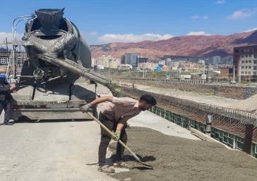 بتن‌ریزی دوربرگردان دو کمال با هدف بهبود ایمنی و روان‌سازی ترافیک در منطقه ۵ تبریز