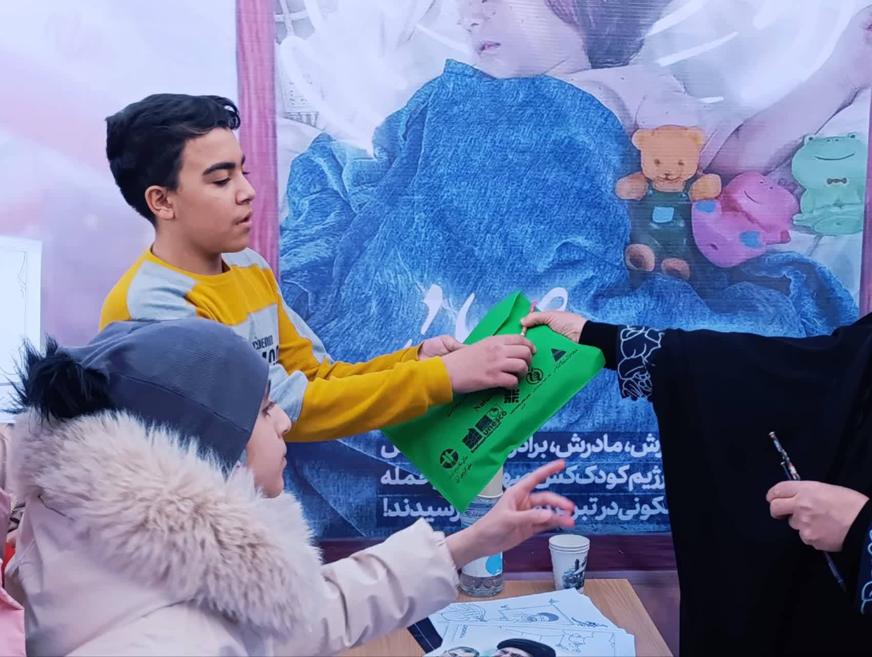 اهدای پک‌های محیط‌زیستی به گردشگران نوروزی توسط دبیرخانه اجرایی شهر سالم جلفا