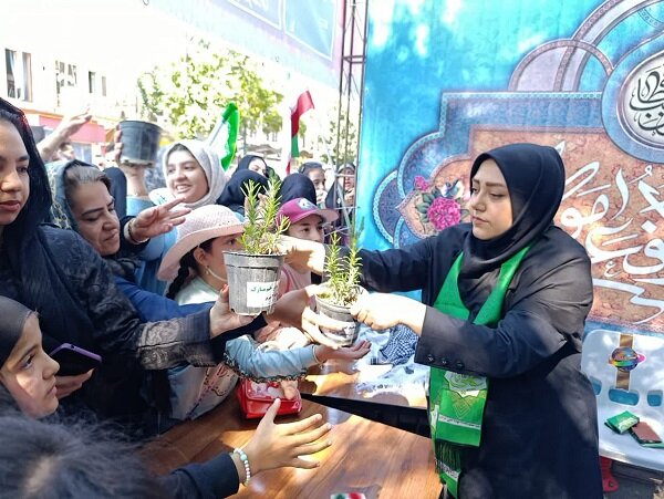 برگزاری همایش پیاده‌ روی غدیر و اهدای گلدان‌های گل به شهروندان