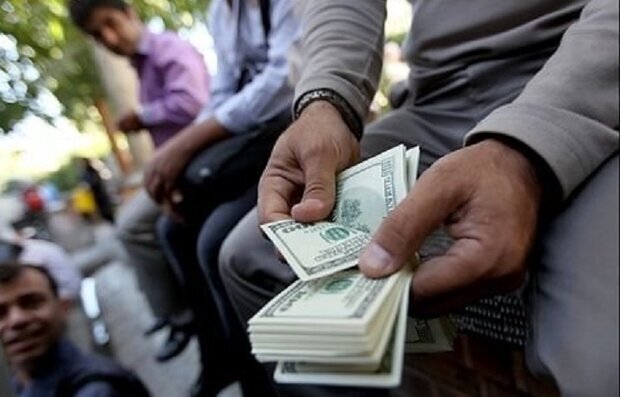 کشف اسکناسهای ۱۰۰ دلاری تقلبی در تبریز کشف اسکناسهای ۱۰۰ دلاری تقلبی در تبریز