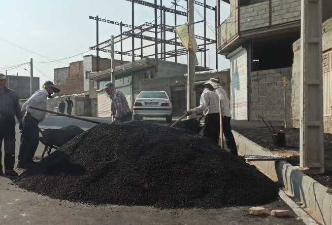 عملیات آسفالت و بهسازی پیاده‌روهای خیابان شهید سعیدی در حال اجراست